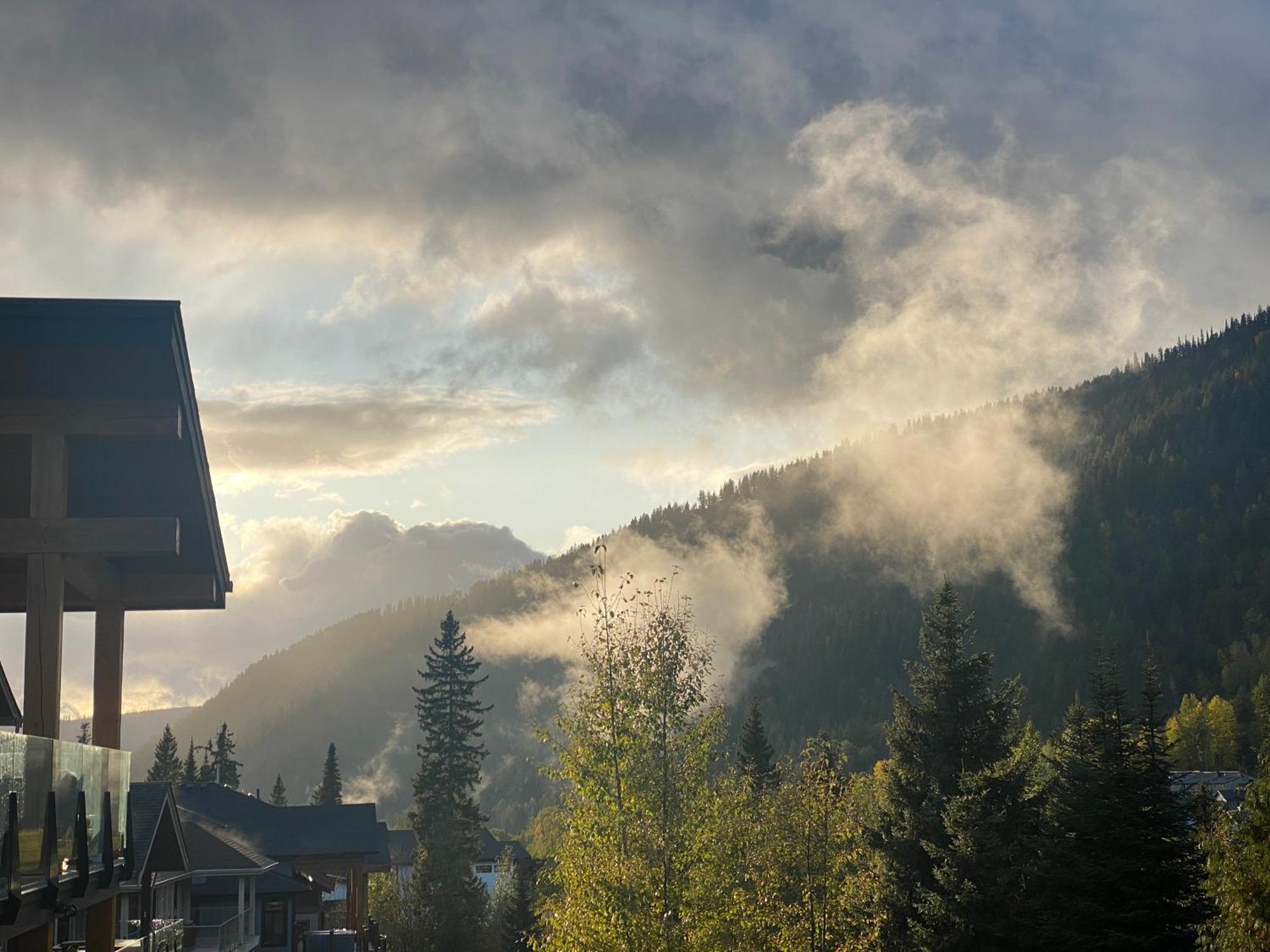 Morrisey Chalet At Sun Peaks Exteriör bild