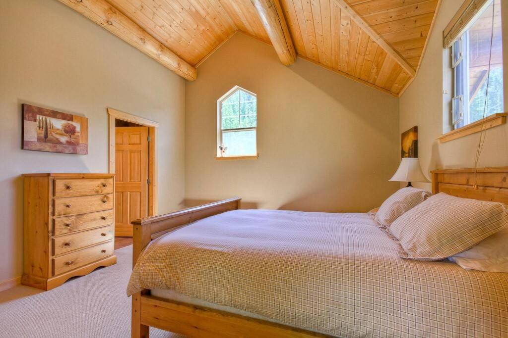 Morrisey Chalet At Sun Peaks Exteriör bild
